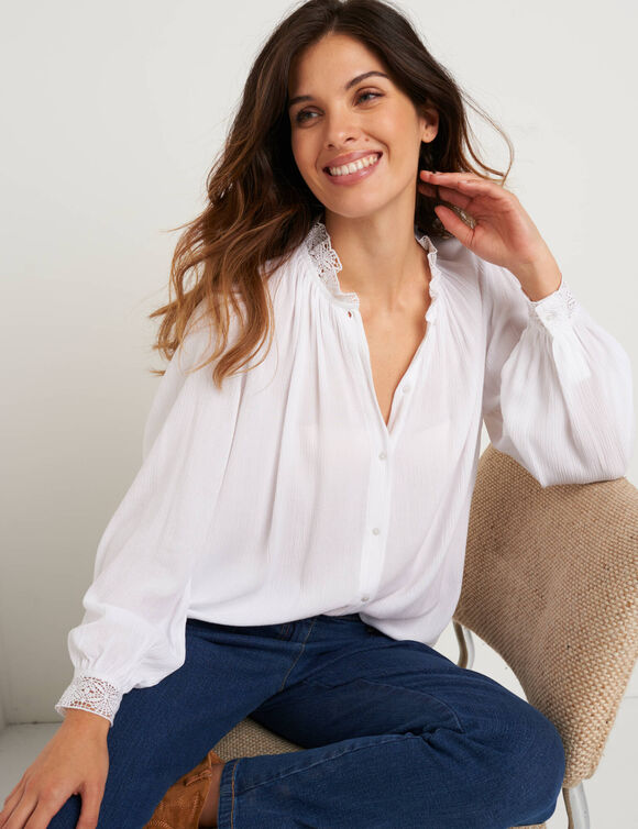 Chemisier uni en crépon, col volanté macramé (blanc cassé) Chemisier uni en crépon, col volanté macramé (blanc cassé)